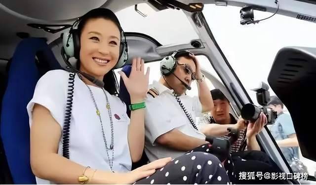苗圃一家巴黎度假，富商老公打扮时髦，11岁女儿个子高、大长腿