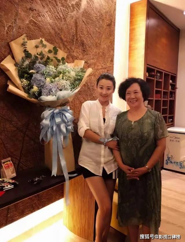 苗圃一家巴黎度假，富商老公打扮时髦，11岁女儿个子高、大长腿