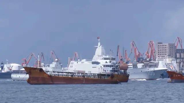 这是谁家驱逐舰？央视曝光歼轰-7A“飞豹”演练投弹反舰