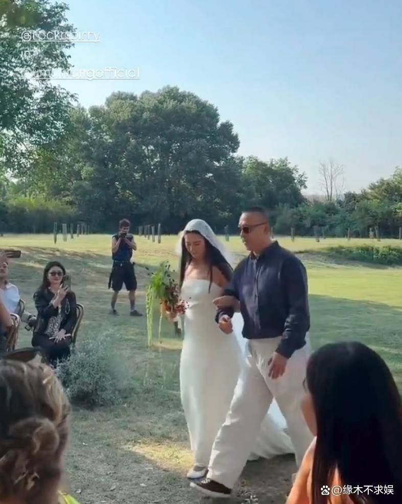 姜文参加女儿婚礼，31岁姜一郎发福太多疑怀孕，老公海量帅照曝光！