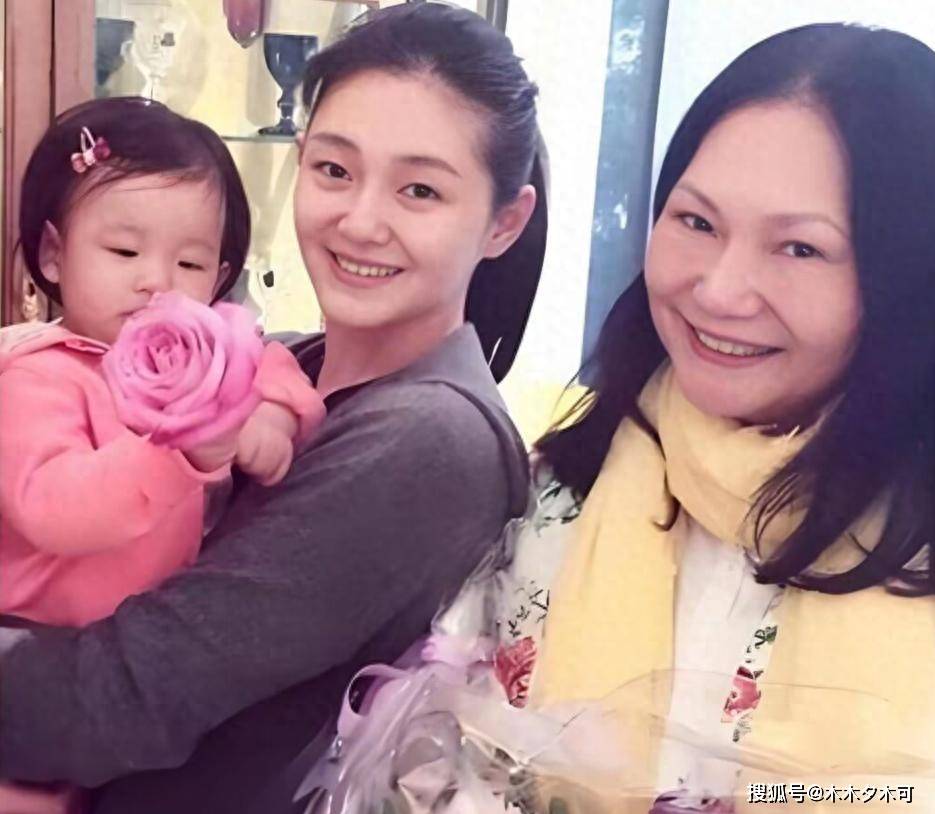 大S儿女颜值曝光，小玥儿脸圆眼睛小，弟弟简直就是汪小菲翻版