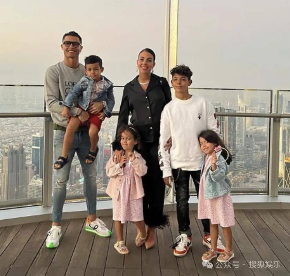 共同抚养5个孩子的九年爱情长跑终于结局？他俩这事可算是定下了！