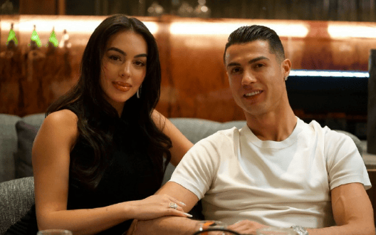 C罗向乔治娜求婚成功！超大订婚钻戒曝光