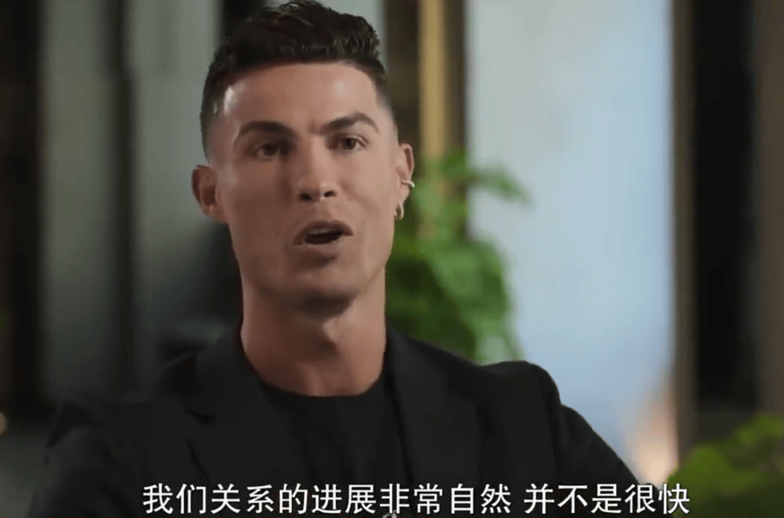 C罗乔治娜9年爱情长跑终成眷属，“鸽子蛋”大钻戒价值千万