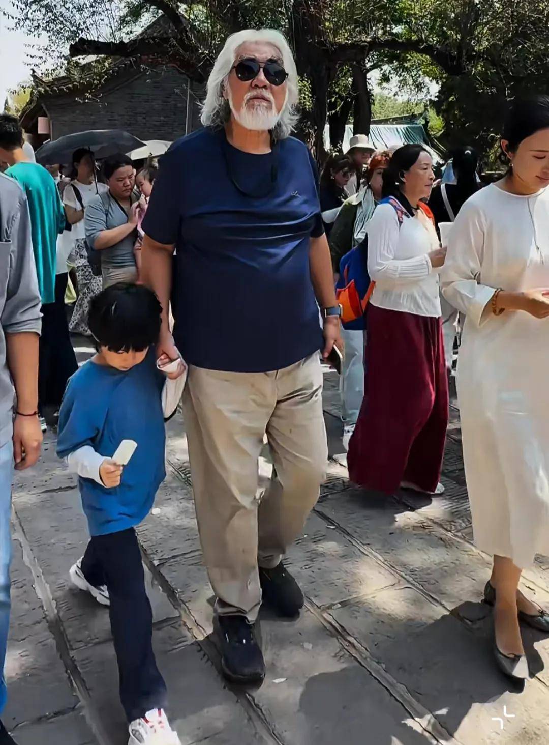张纪中一家人到山西大同旅游，两个儿子打架争吵，杜星霖上前劝架