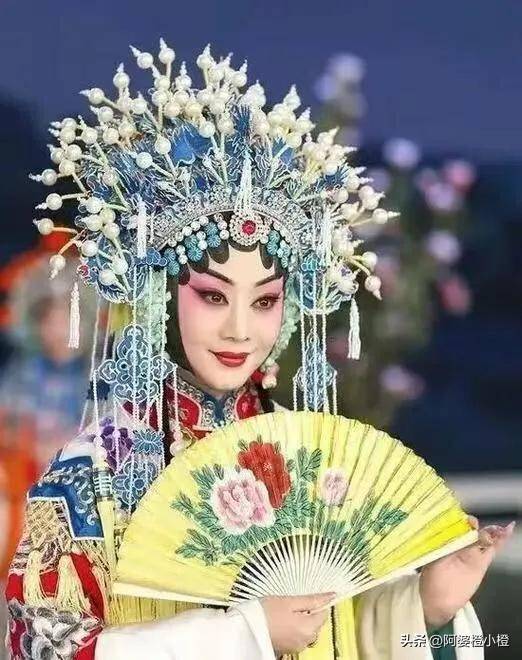 至今未婚未育，身边却有男人陪了近27年！59岁的她才是真人间清醒