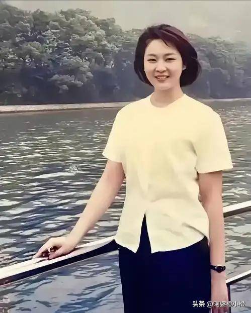 至今未婚未育，身边却有男人陪了近27年！59岁的她才是真人间清醒