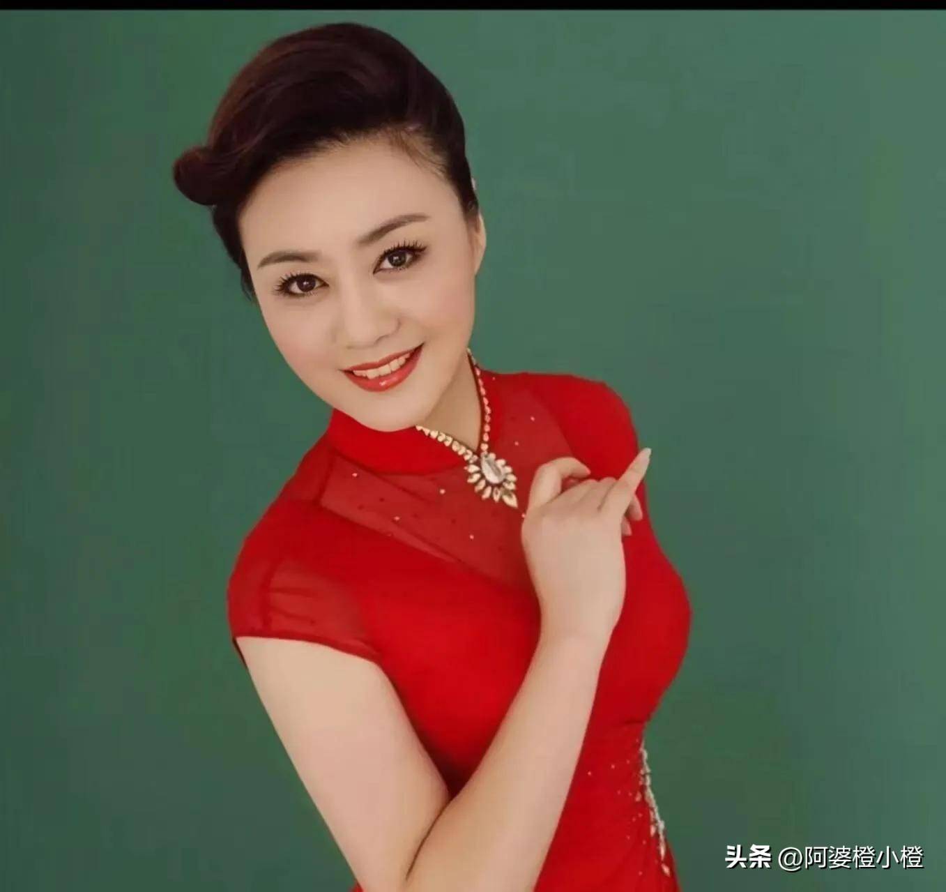 至今未婚未育，身边却有男人陪了近27年！59岁的她才是真人间清醒
