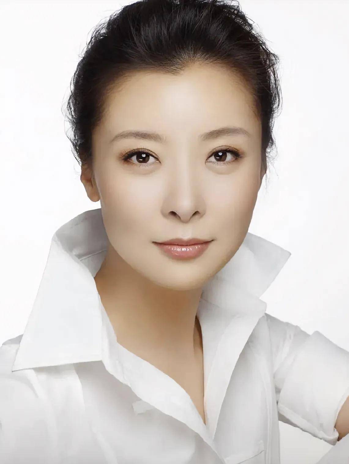 柯蓝,1972年7月25日出生于北京,中国女演员、主持人。1996年加入凤凰卫视