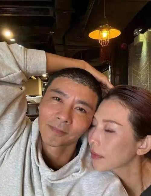 51岁张晋心脏手术后现身！嘴唇惨白暴瘦到脱相，气色不及蔡少芬