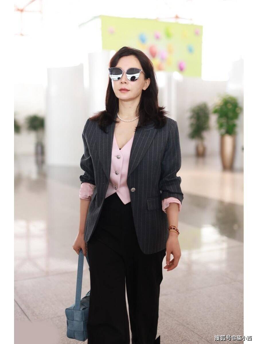 裤+T恤学“陈数”的穿搭优雅又高级ky开元棋牌女人过了40岁少穿牛仔(图5)