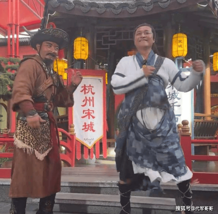 离婚8年，63岁马景涛被小26岁女友曝光恋情，她到底什么来头？