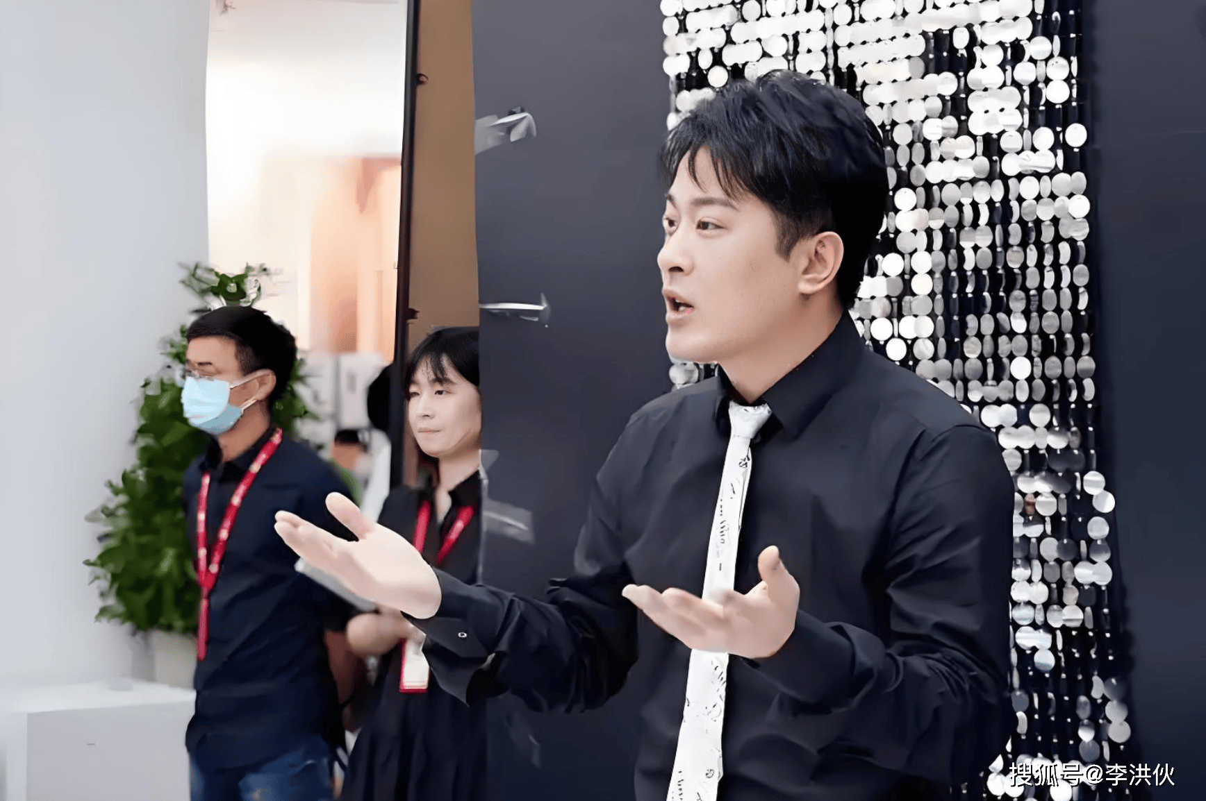 辛巴直播宣布退圈，自曝“肺废了”，翻车多次岂能“一退了之”？