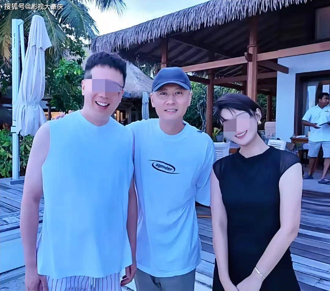 任重王阳两家一起度假，二十年友情真难得，两位老婆展现不同的美