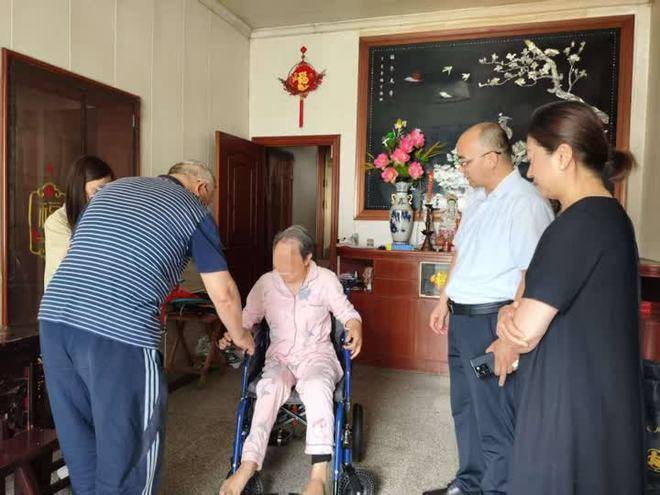 长春一老人用轮椅挡轻轨门致轻轨延误1分钟！轨道交通公司回应