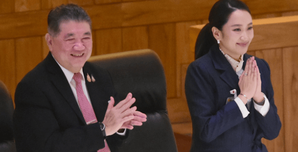 7比2，佩通坦微笑出庭自辩，官复原职已无悬念？泰国王室也开了后门，洪森搬起石头砸自己的脚