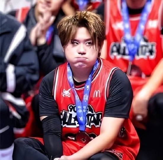 香港顶流姜涛近照曝光，状态回春，网友：重回早年韩系颜值巅峰