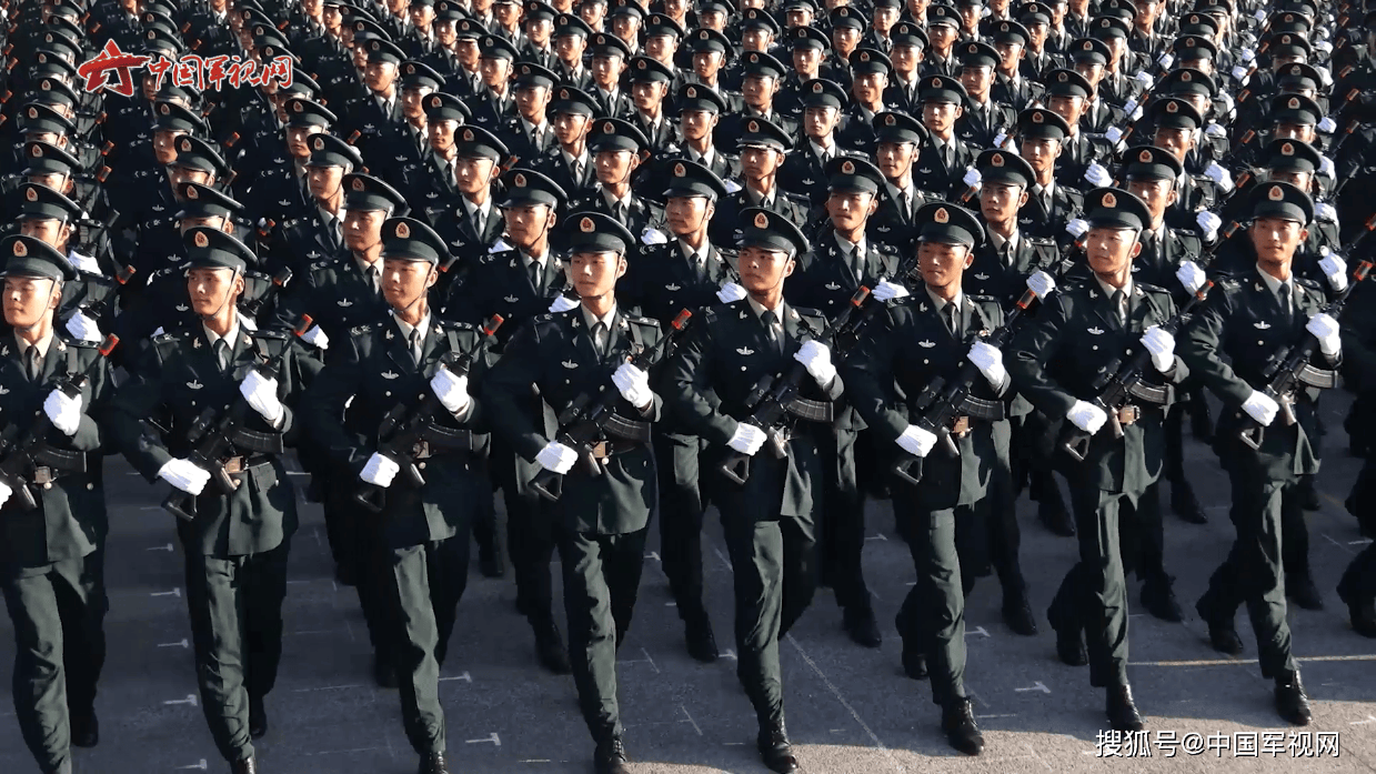 真复制粘贴！火箭军参阅官兵平均身高1.83米