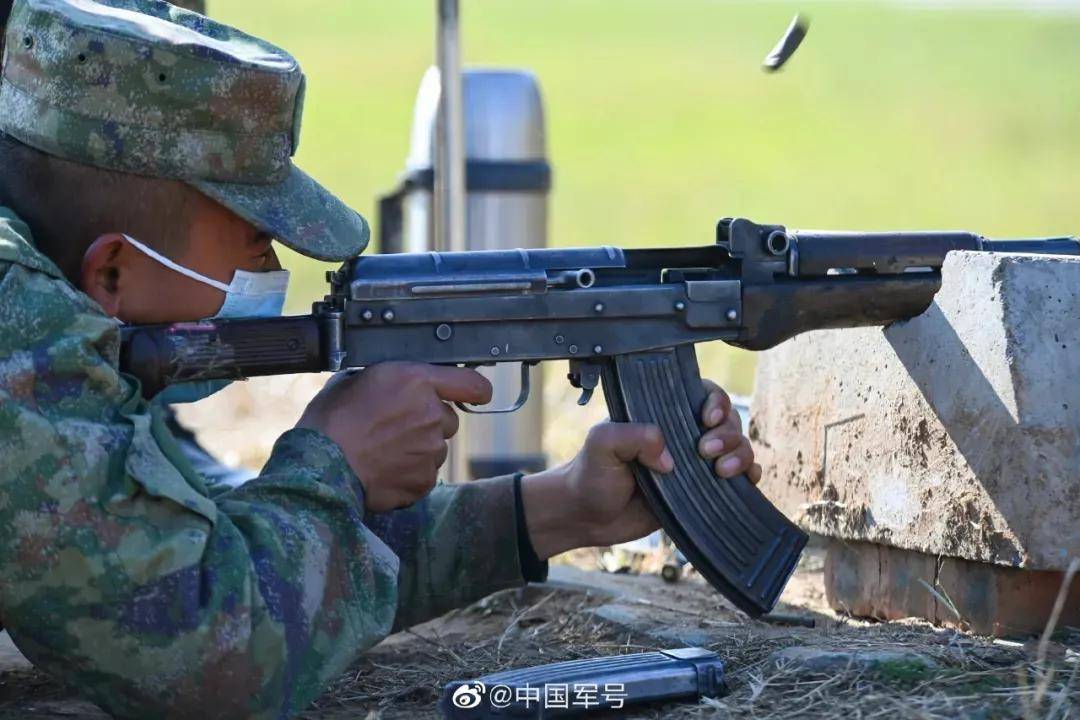 快拔枪套配54！这都2025年了，54“大黑星”手枪居然还没退役？