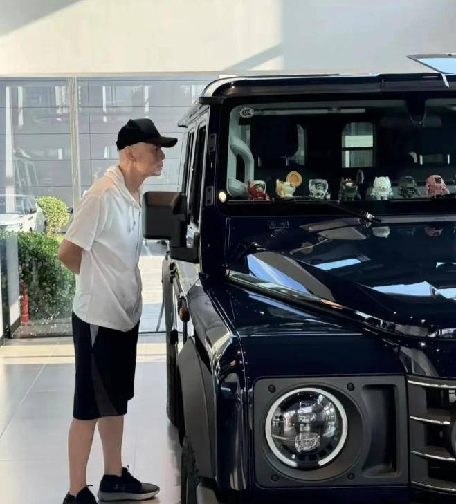 68岁葛优买80万越野车，与美女亲切合影，打扮年轻精神佳
