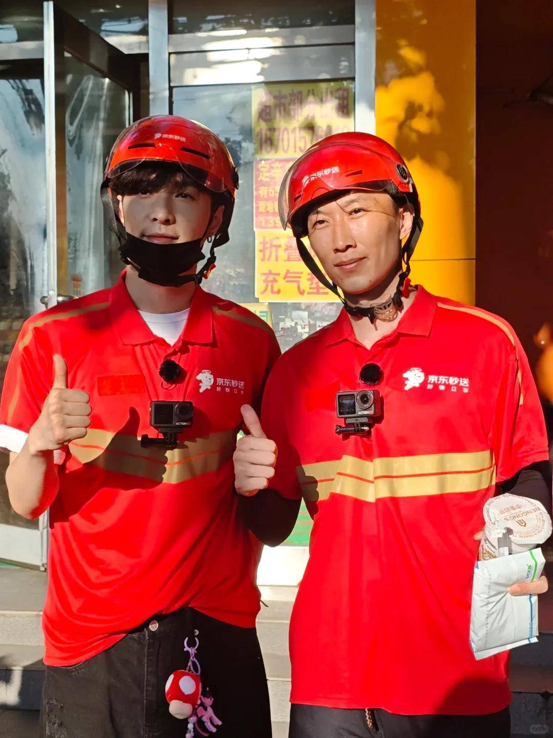 刘强东穿京东外卖服撞衫法拉利车手，黄景瑜同款骑手装登上福布斯