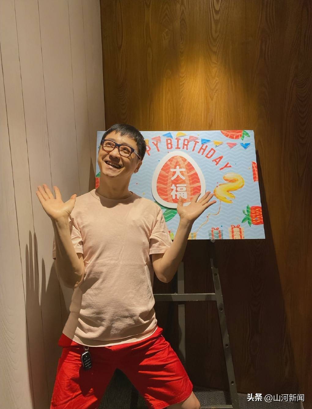庾澄庆接女儿放学，他隔着栅栏踮着脚拼命找女儿，7岁儿子罕露面