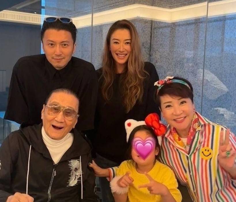 七夕！谢霆锋陪父母庆生王菲儿子缺席，谢贤暴瘦显苍老引唏嘘