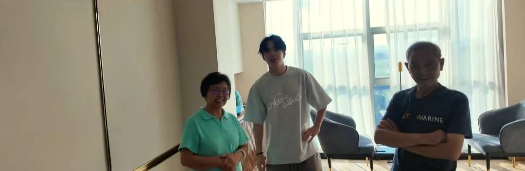 王中磊携儿子陪老婆回重庆老家岳父岳母罕露面，老家别墅典雅别致