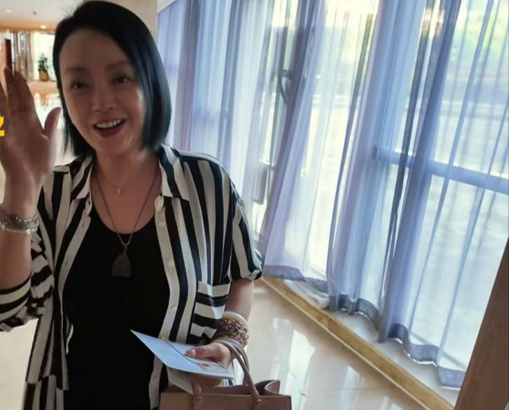 王中磊携儿子陪老婆回重庆老家岳父岳母罕露面，老家别墅典雅别致