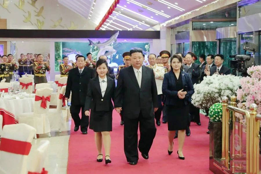 金正恩携女儿访华，女儿穿搭黑色西装太飒，脸蛋肉嘟嘟的很可爱