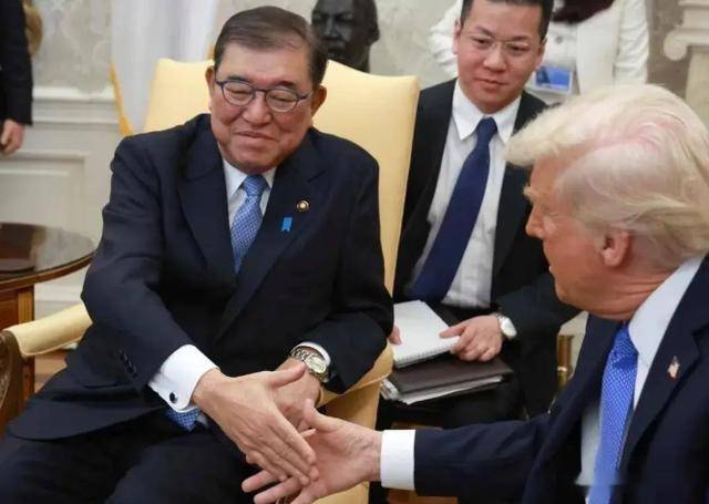 看完中国阅兵后，特朗普是又夸又防，日本尴尬回应了4个字