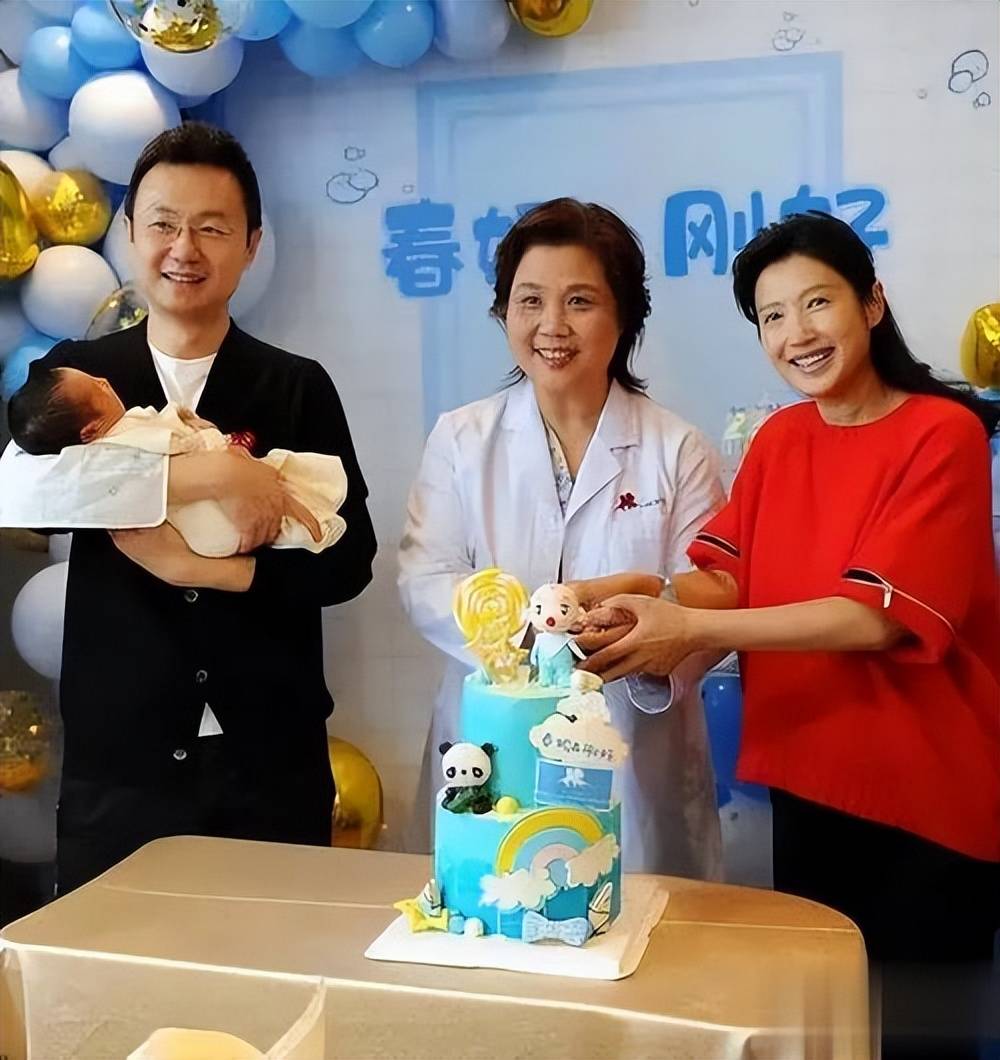 一开口就赢了全场！九三阅兵解说员揭晓，原来是他们两位，都是央视知名主持人，颜值才华气质并存