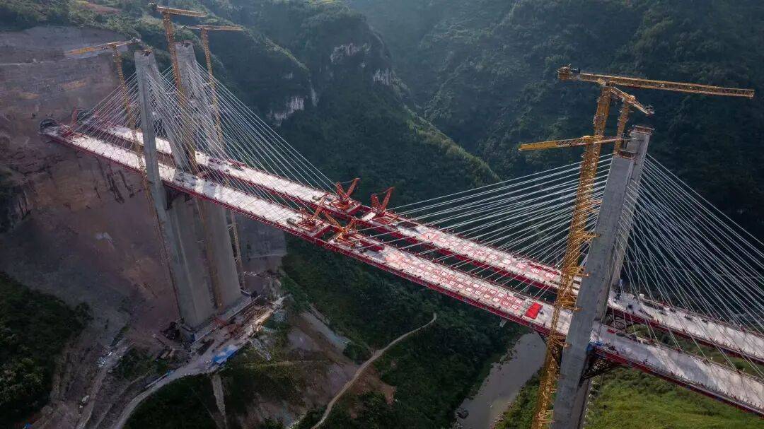 乌长高速公路金旗特大桥顺利合龙