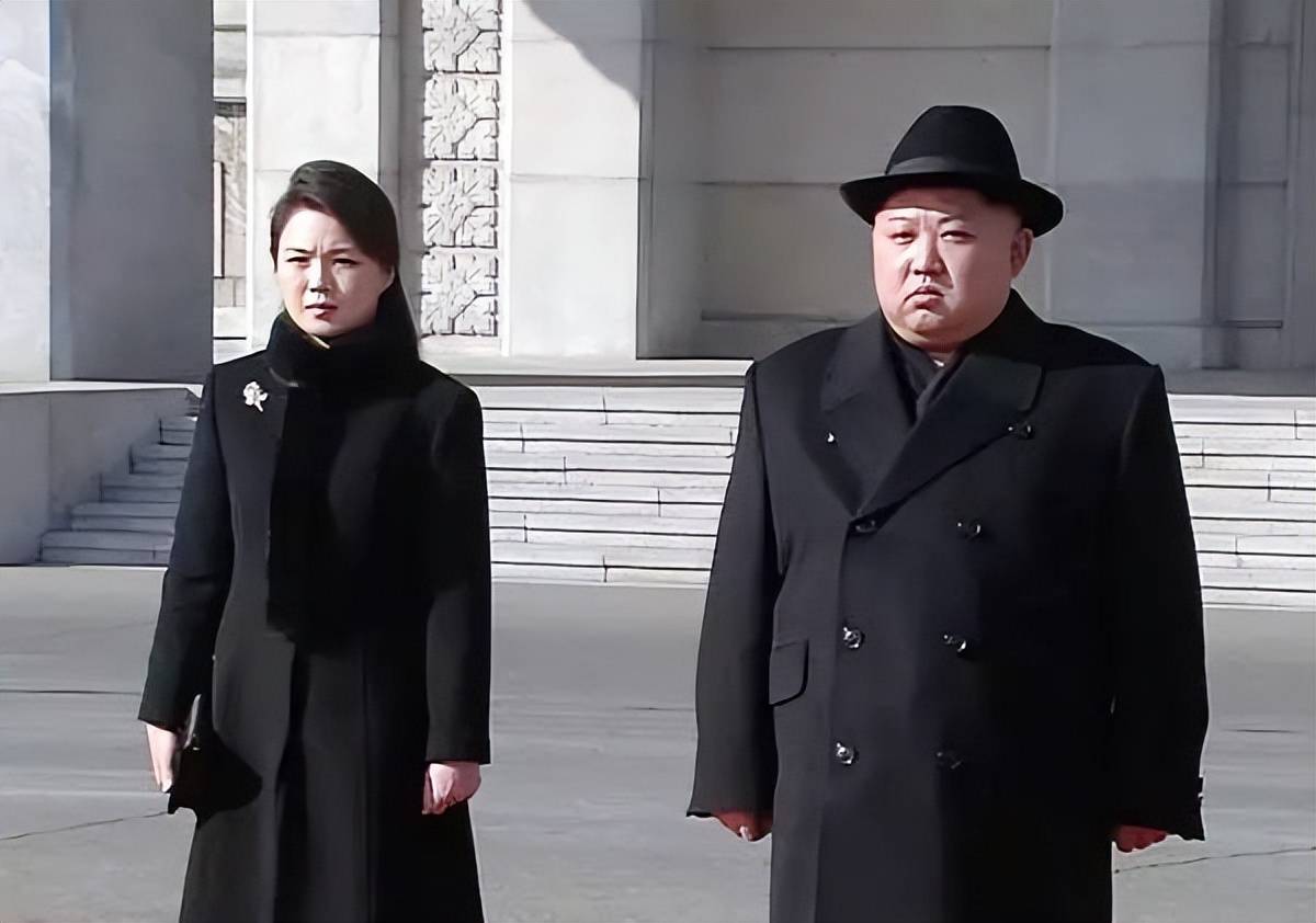 金正恩妻子的穿搭好雍容，上方圆领下方短裙得体，立体发型挺精神