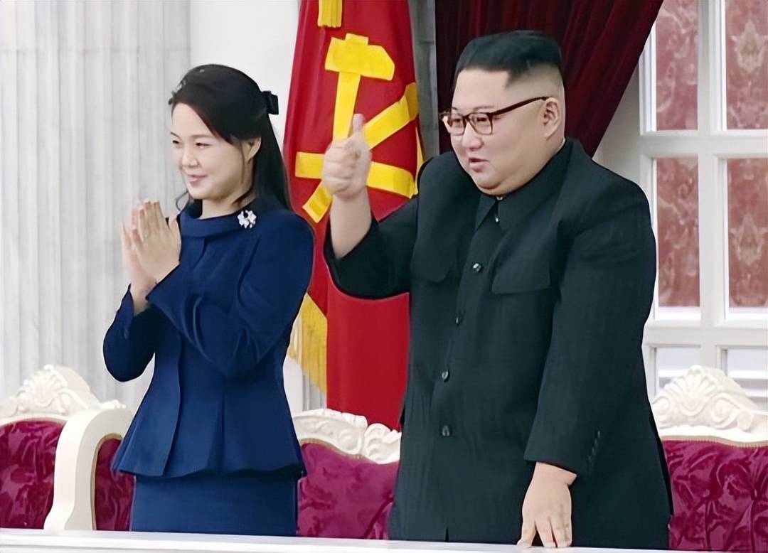 金正恩妻子的穿搭好雍容，上方圆领下方短裙得体，立体发型挺精神