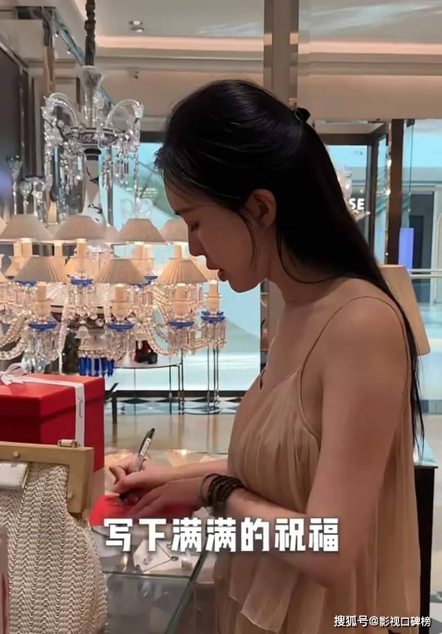 田朴珺参加哥哥婚礼，王石缺席了，却在当天送给妻子最喜欢的礼物