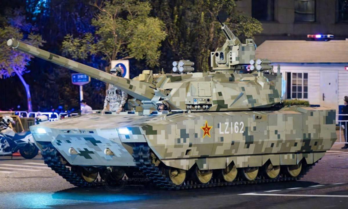 中国100式坦克震憾亮相：装甲上挂满刺，无人机都不敢碰！