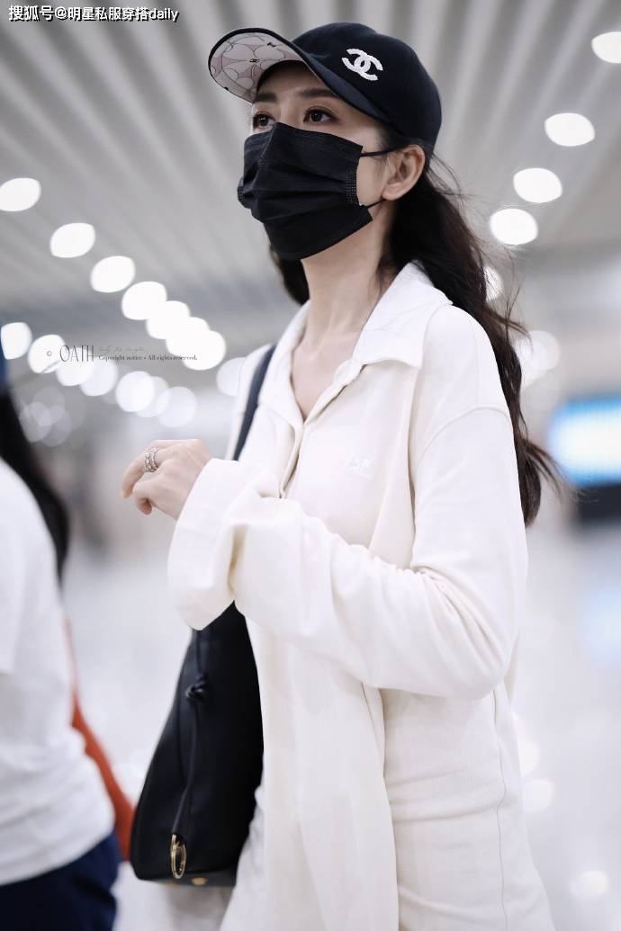 她穿衣打扮这4个特征想不美都难！瓦力棋牌王鸥不愧是有气质的女人学(图3)