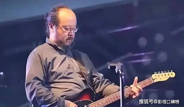 55岁窦唯已迁居阿那亚多年，骑电动车，买菜砍价，生活过得惬意