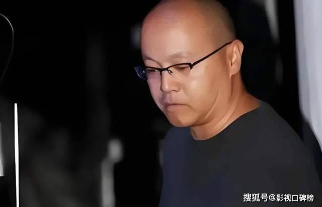 55岁窦唯已迁居阿那亚多年，骑电动车，买菜砍价，生活过得惬意