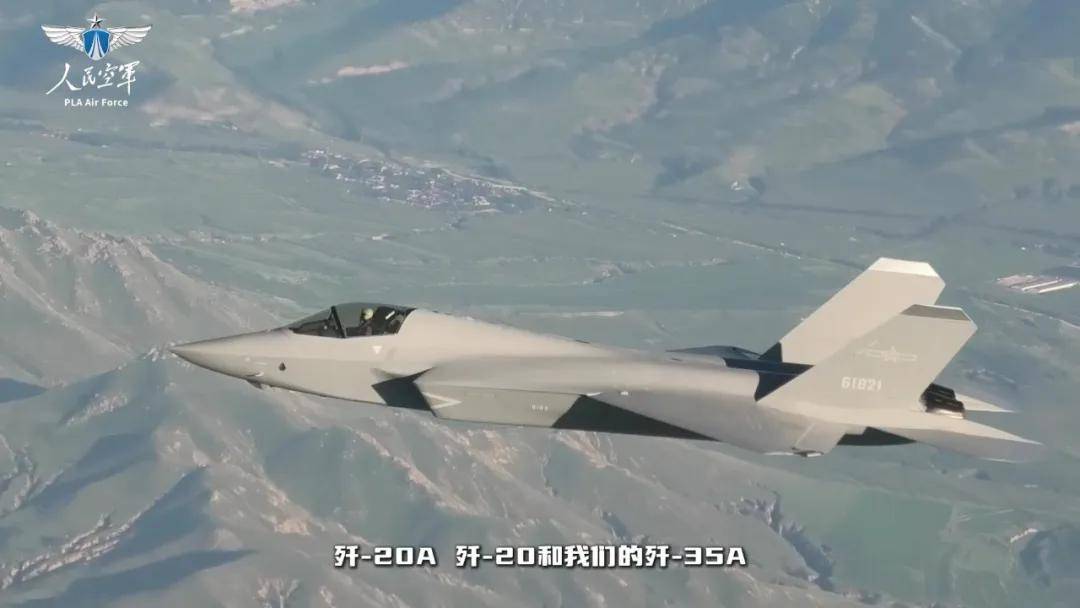 中国歼-35最新画面！6枚中距弹、隐藏登机梯首次曝光！