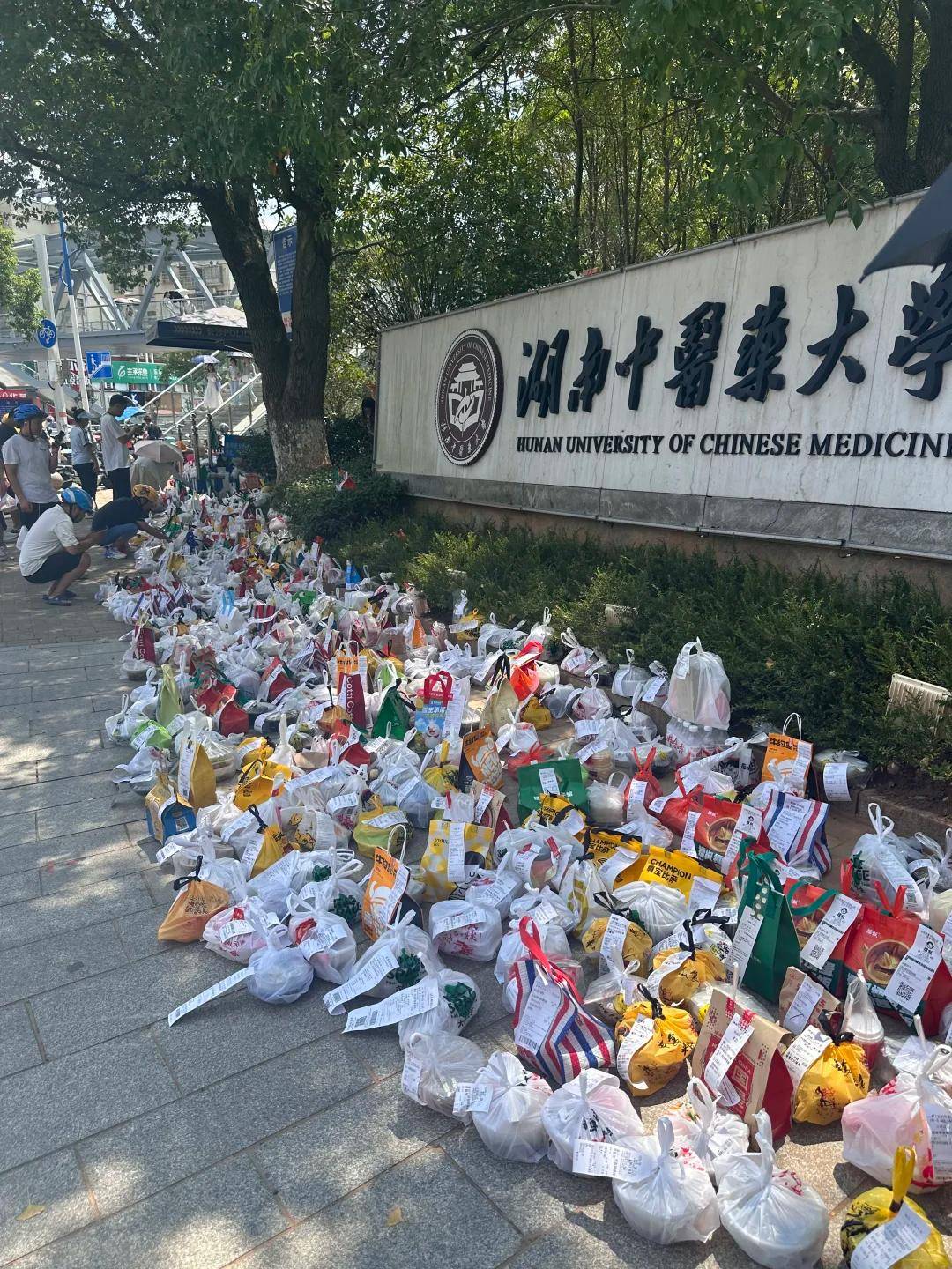 外卖大厂们花几百亿，也没能进去某些大学的门