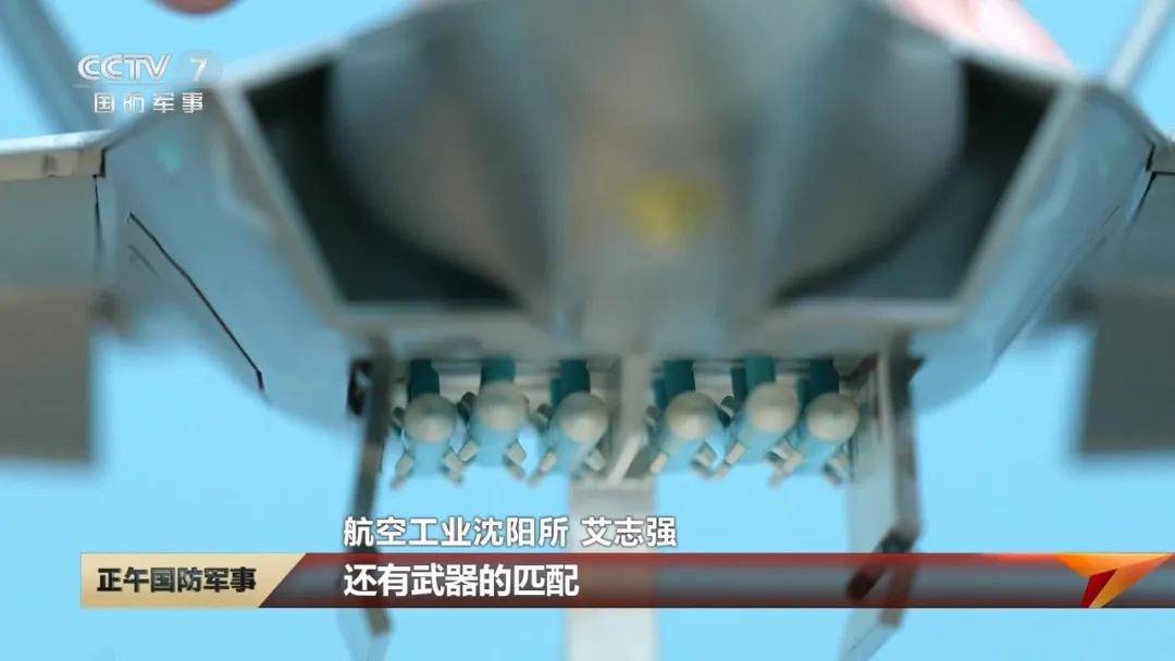 中国歼-35最新画面！6枚中距弹、隐藏登机梯首次曝光！
