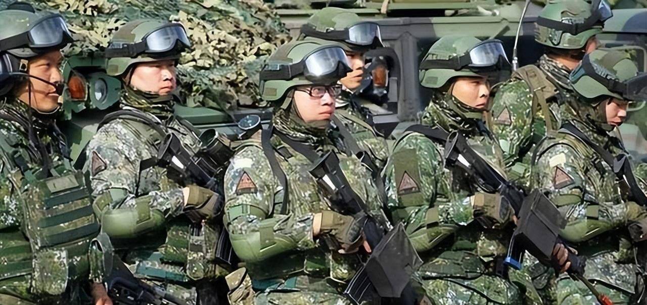 医疗运输机旁的解放军战机，是“沉默注视”，还是围台行动预演？