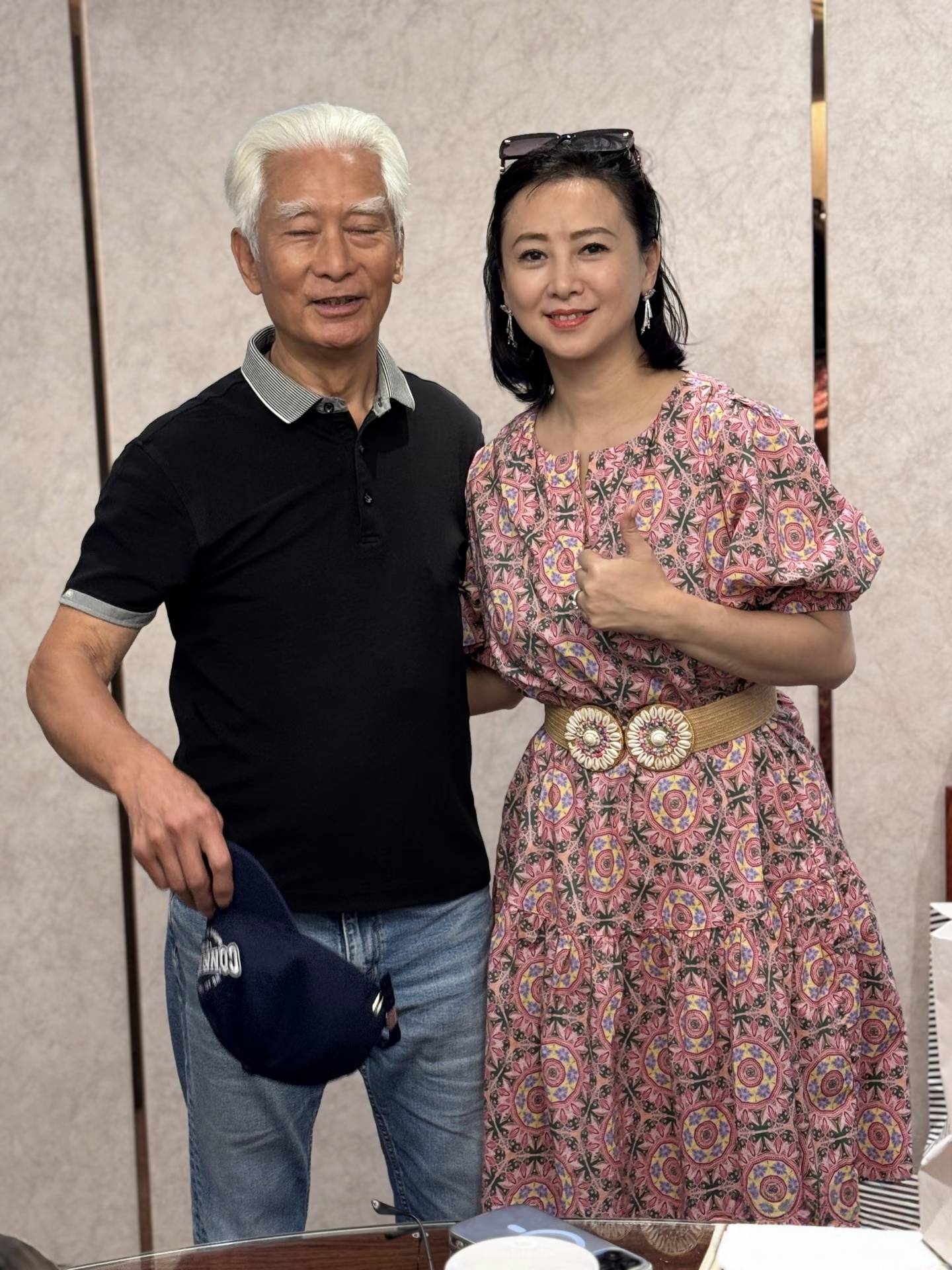 57岁翁虹和香港朋友庆祝生日，穿花裙子好贵气，皮肤白皙不显老态