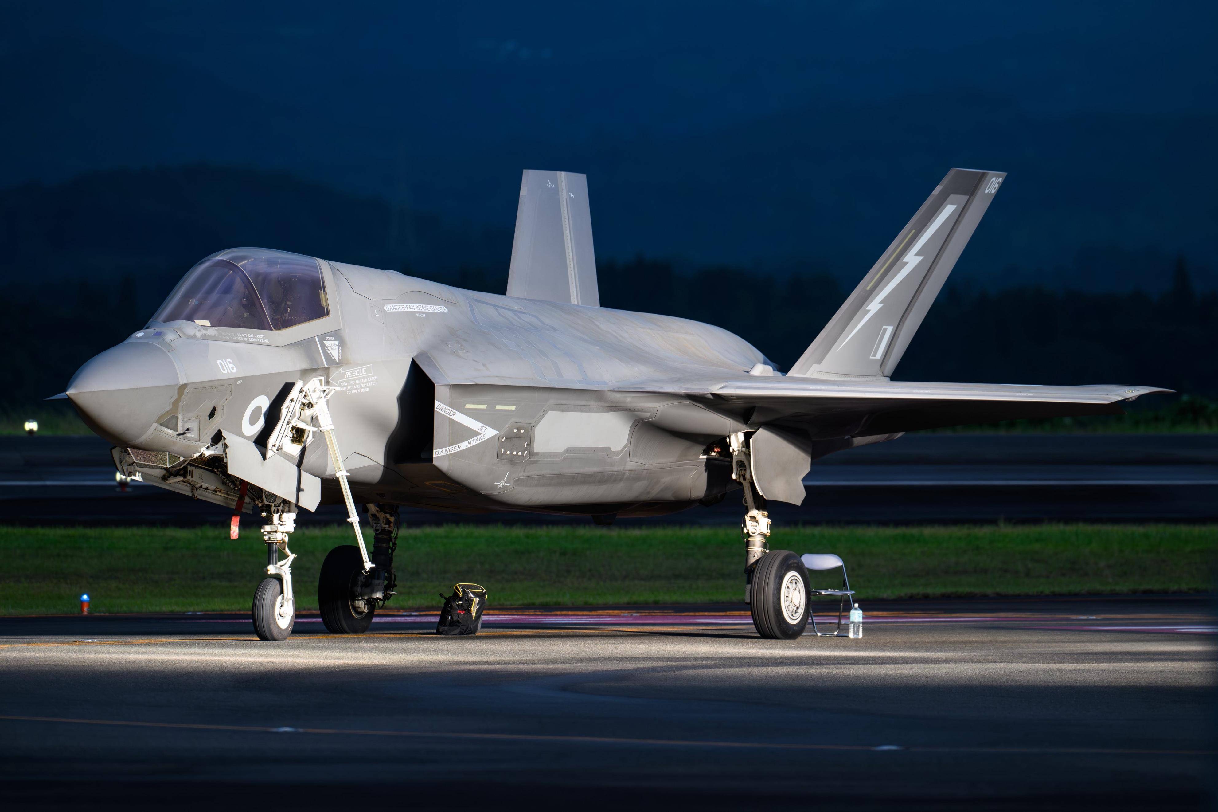 大战一触即发，美军10架F-35随时开火。空战确实难，但最怕持久战