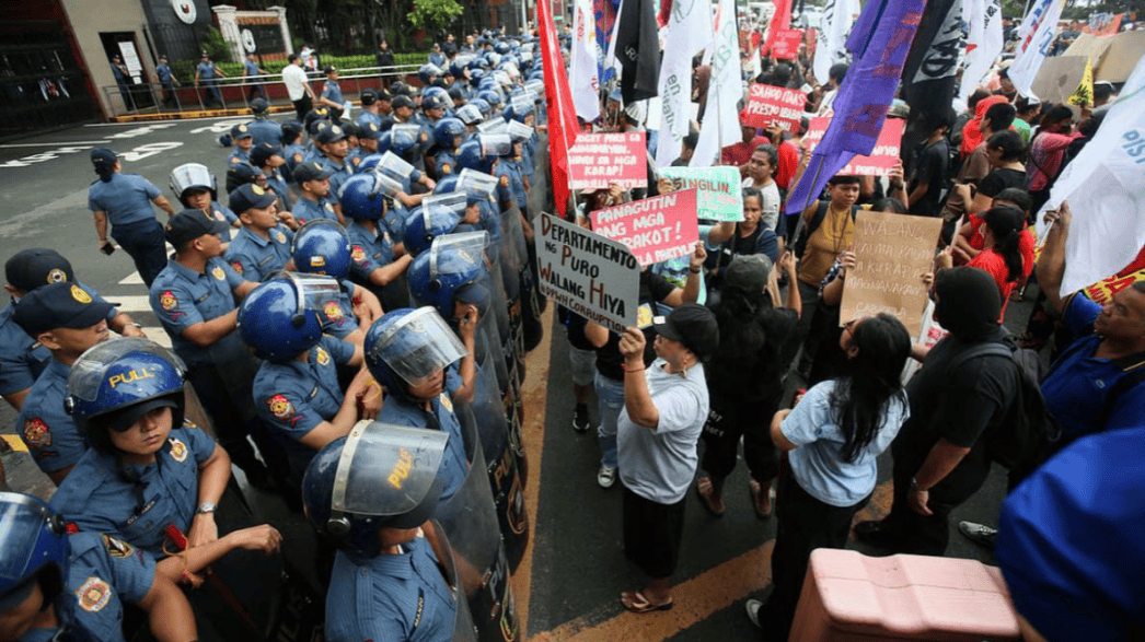 菲军方进入红色警戒，马科斯躲在总统府，在下台声中度过难忘生日