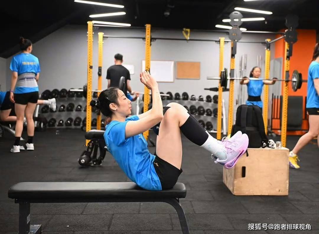 原创             天津女排抵达土耳其！李盈莹脚伤康复，姚迪练力量，三名二传随队