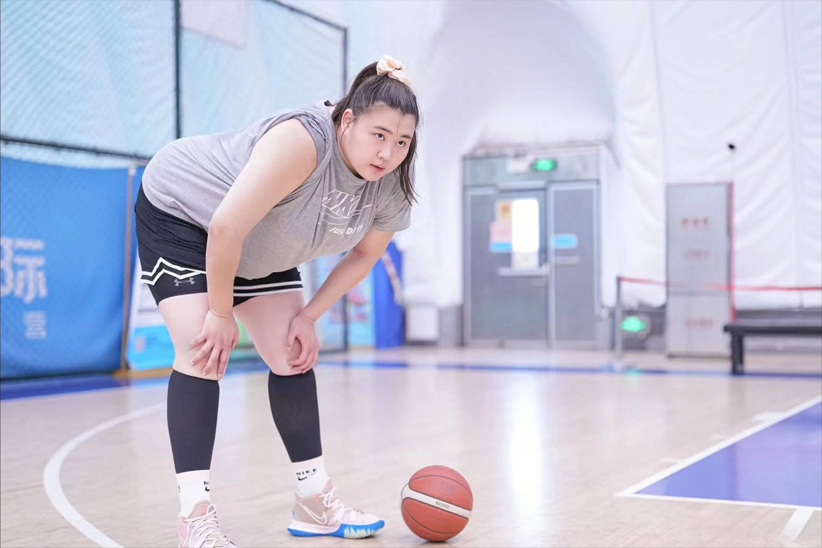 原创             换队首秀轰37+12！中国女篮2米01女版奥尼尔闪耀：宫帅该招进她？