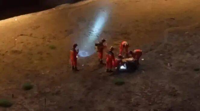 男子从大桥跳下，没想到江中无水，陷入淤泥无法脱身被消防员救起